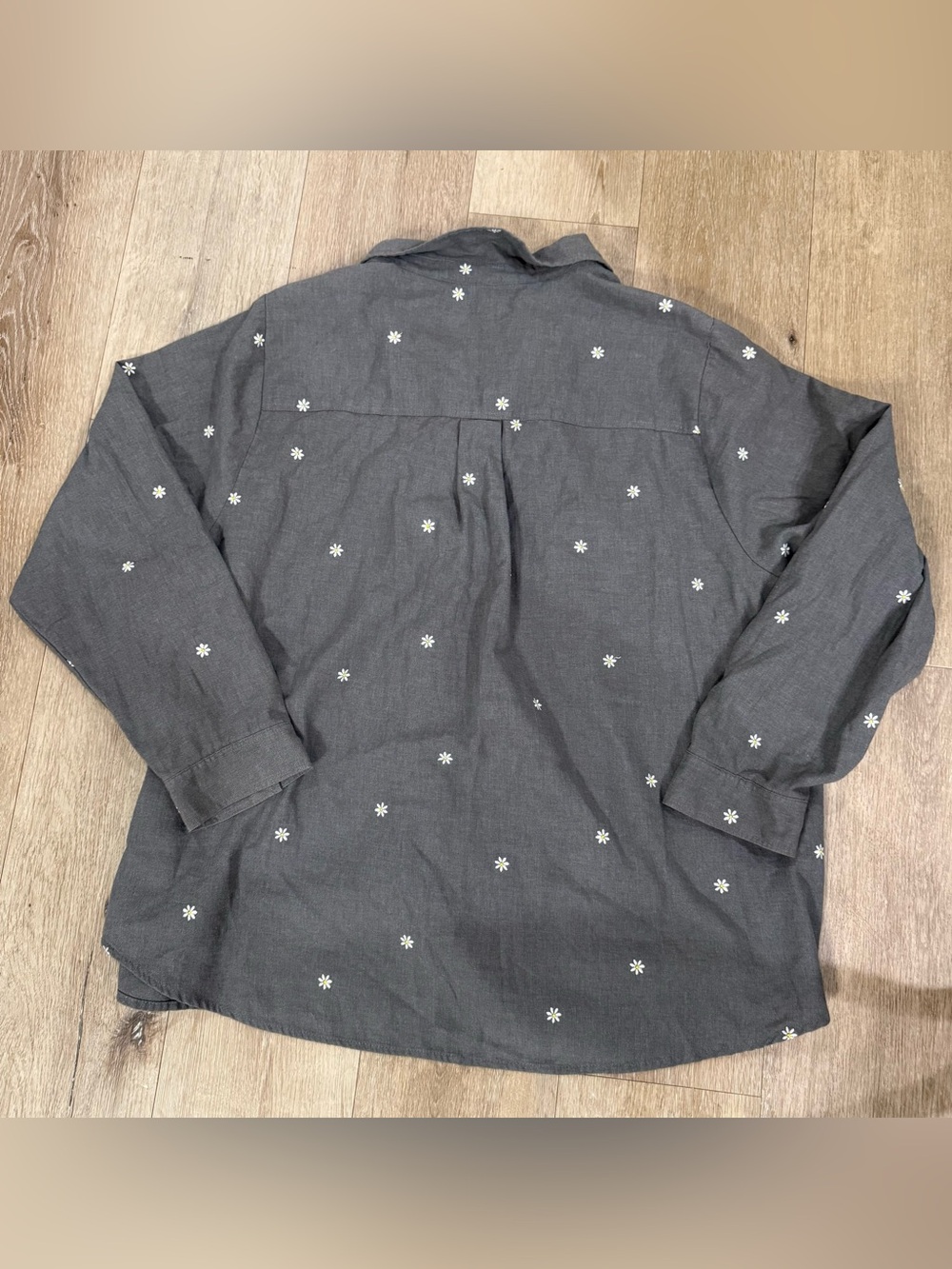 torrid Charcoal Gray Button-Up Shirt with White Daisy Detail - Picture 4 of 4